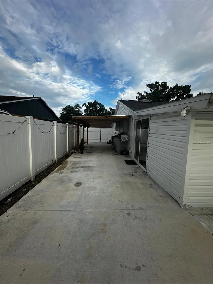 16004 SADDLE CREEK DRIVE Tampa, FL 33618