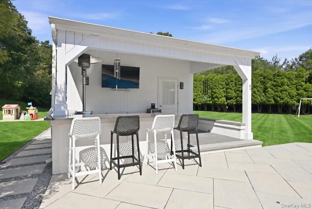 5 Meadow Gate W Head Of The Harbor, NY 11780