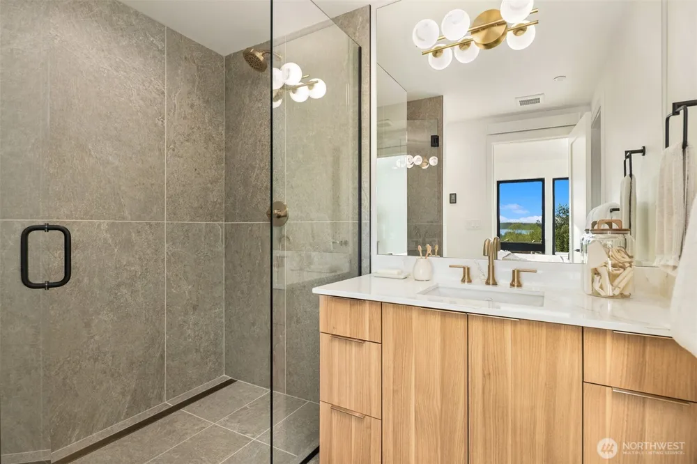614 5th Avenue S #B102 Edmonds, WA 98020