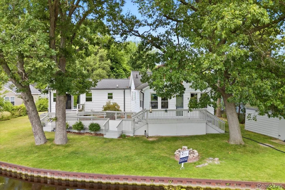 845 S Lakeside Drive Leoni Township, MI 49254