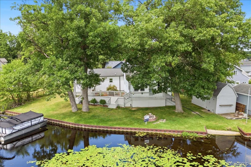 845 S Lakeside Drive Leoni Township, MI 49254