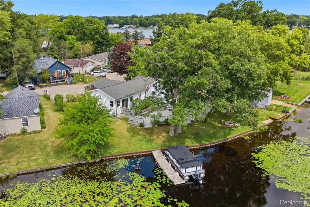845 S Lakeside Drive Leoni Township, MI 49254