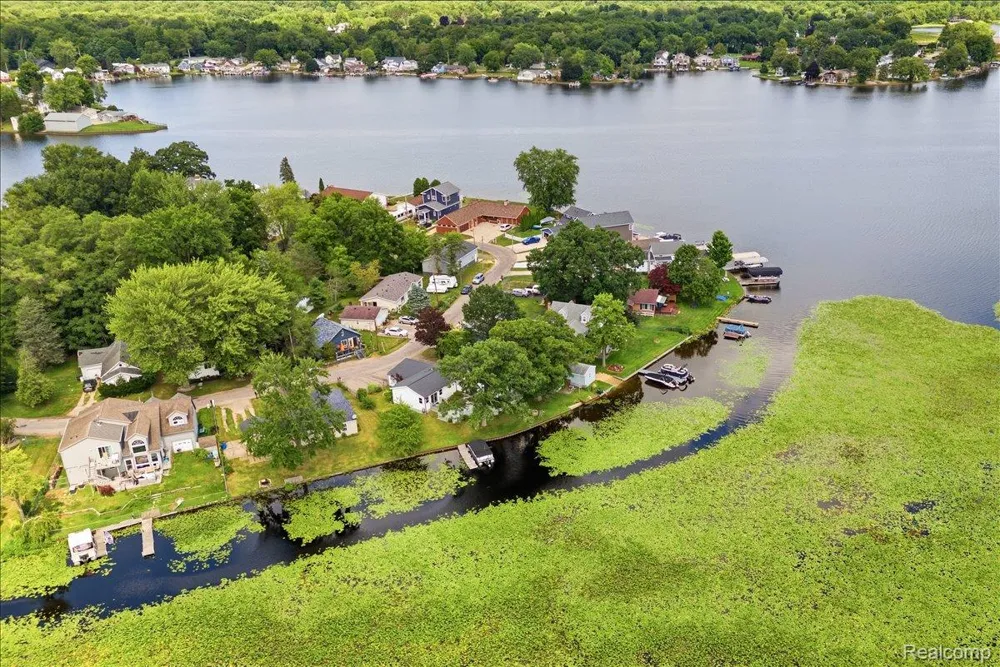 845 S Lakeside Drive Leoni Township, MI 49254