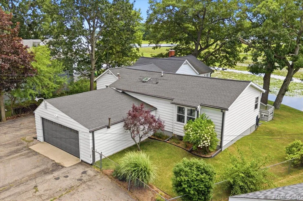 845 S Lakeside Drive Leoni Township, MI 49254