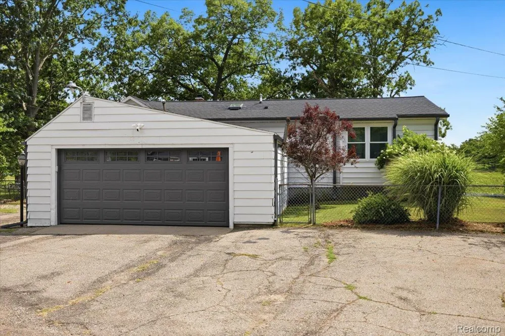 845 S Lakeside Drive Leoni Township, MI 49254