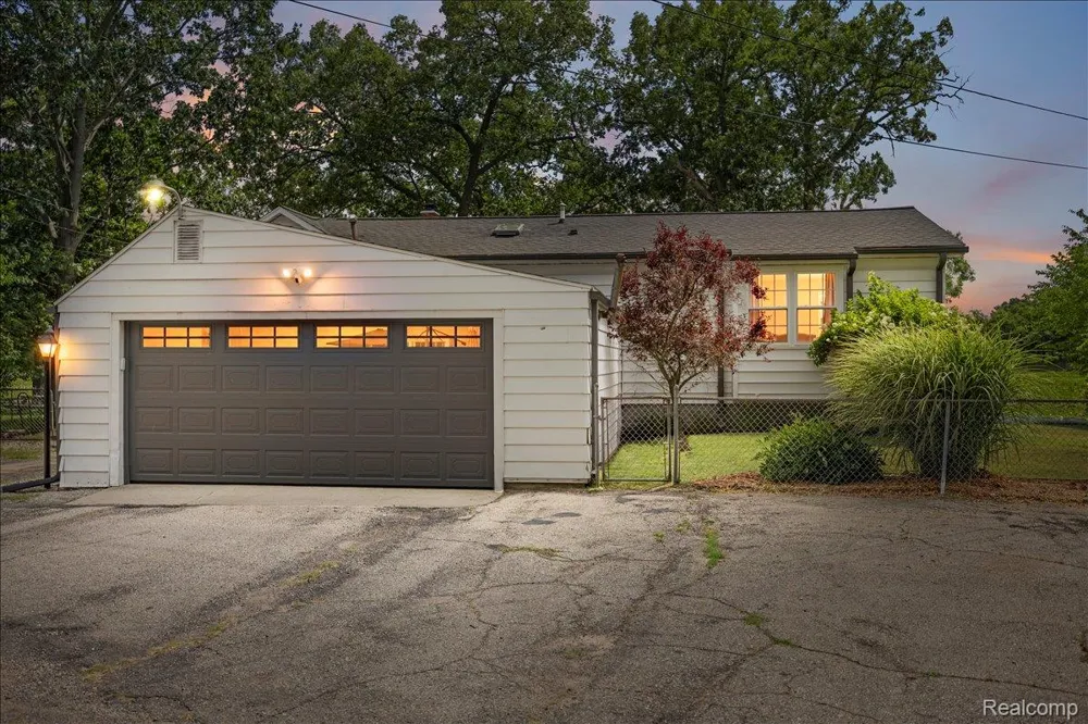 845 S Lakeside Drive Leoni Township, MI 49254