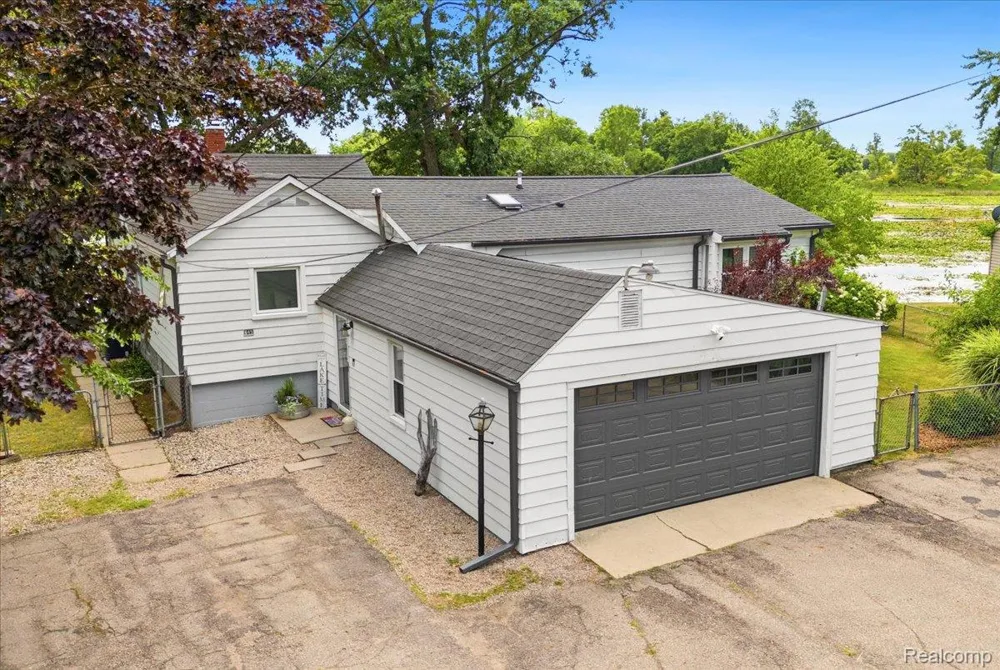 845 S Lakeside Drive Leoni Township, MI 49254