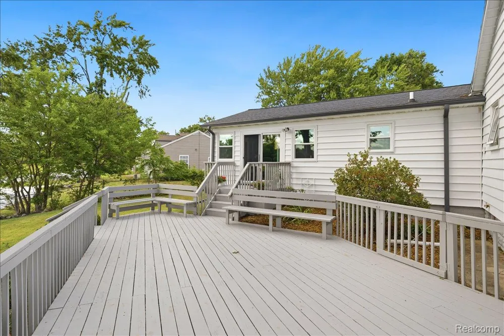 845 S Lakeside Drive Leoni Township, MI 49254