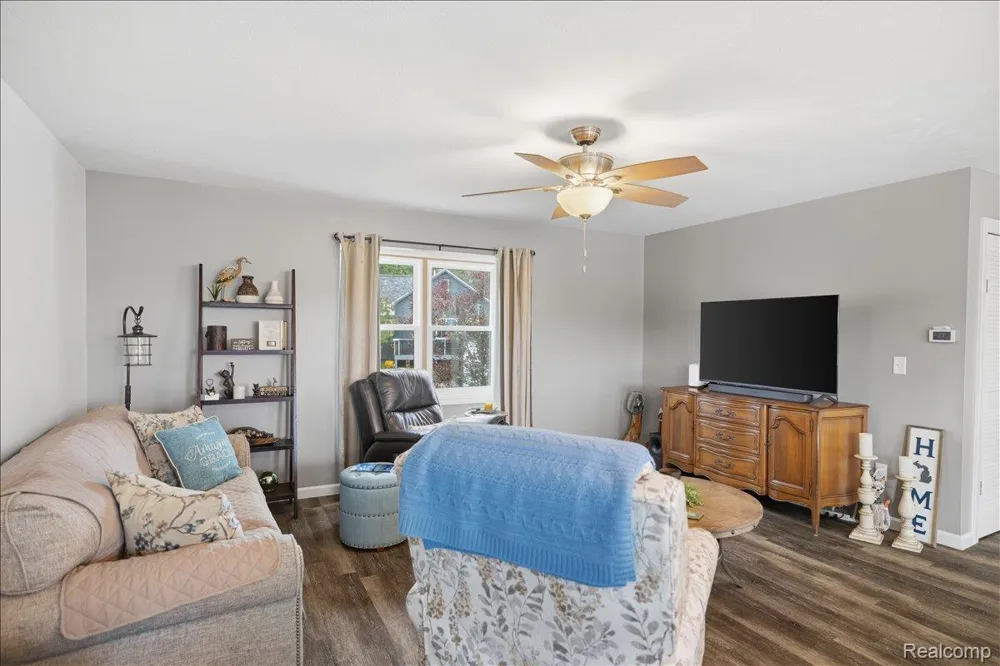 845 S Lakeside Drive Leoni Township, MI 49254