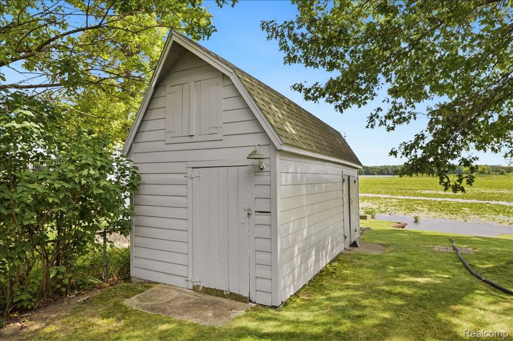 845 S Lakeside Drive Leoni Township, MI 49254