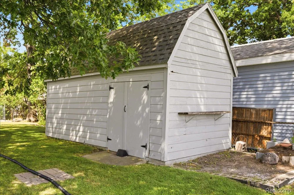 845 S Lakeside Drive Leoni Township, MI 49254
