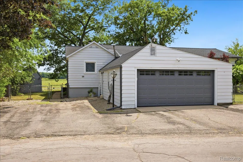 845 S Lakeside Drive Leoni Township, MI 49254