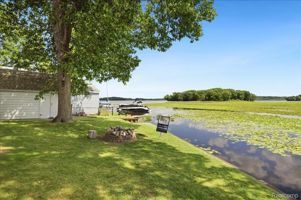 845 S Lakeside Drive Leoni Township, MI 49254