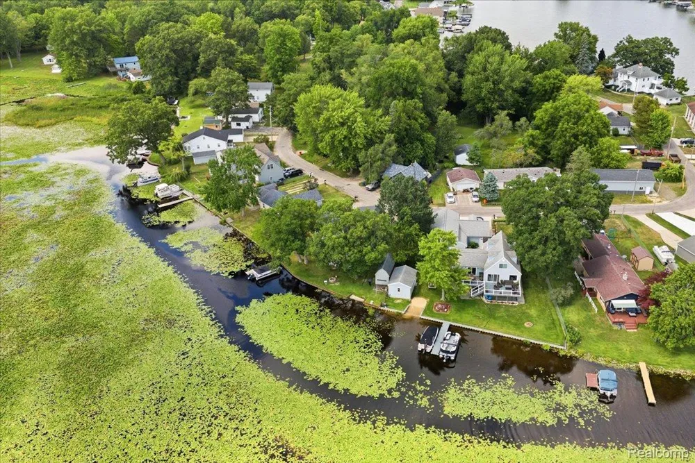 845 S Lakeside Drive Leoni Township, MI 49254