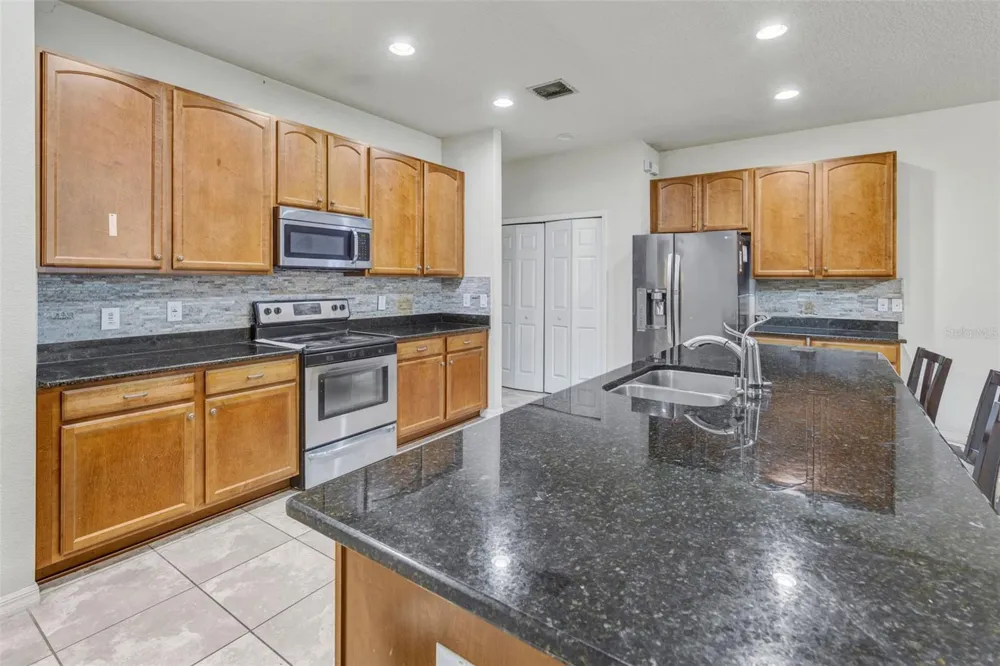 2206 VIA CORTONA STREET Plant City, FL 33566