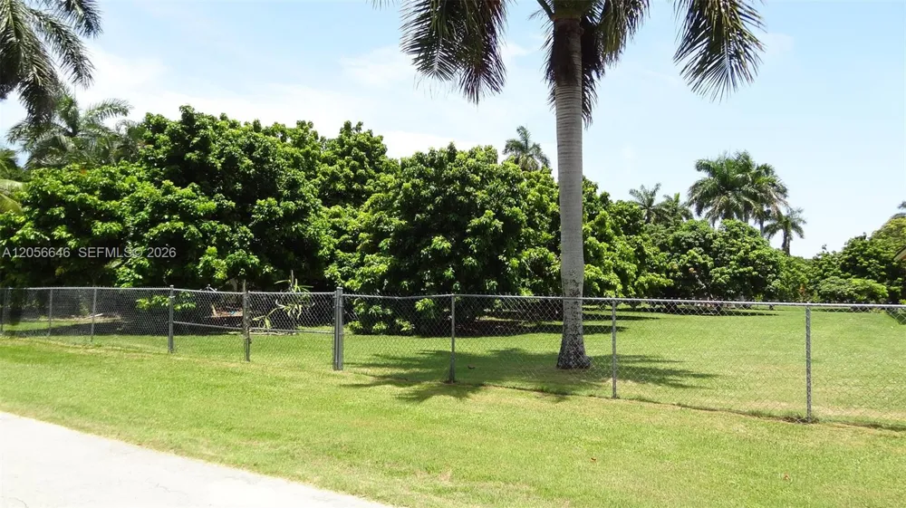 4 NE 152 St Biscayne Gardens, FL 33162