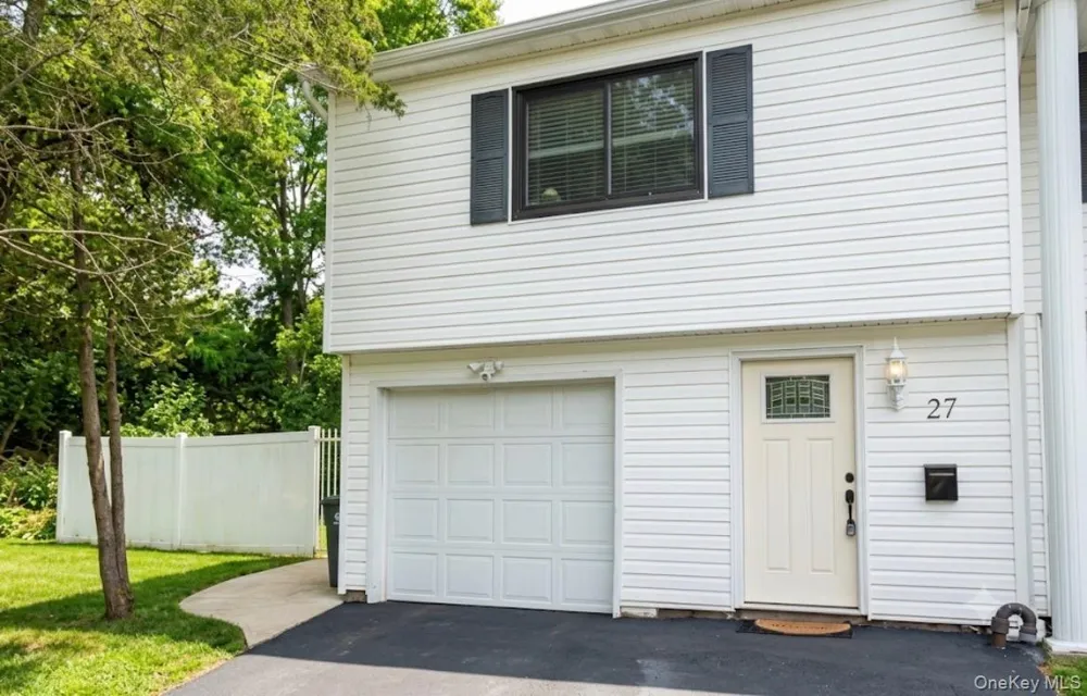 27 Stuart Drive Coram, NY 11727