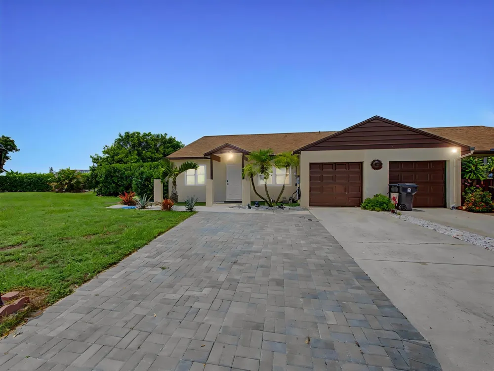 8464 Lakepoint Court Wellington, FL 33467