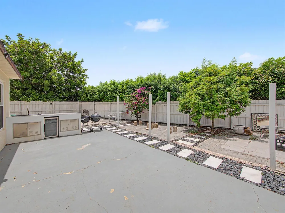 8464 Lakepoint Court Wellington, FL 33467