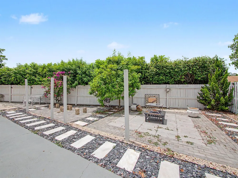 8464 Lakepoint Court Wellington, FL 33467