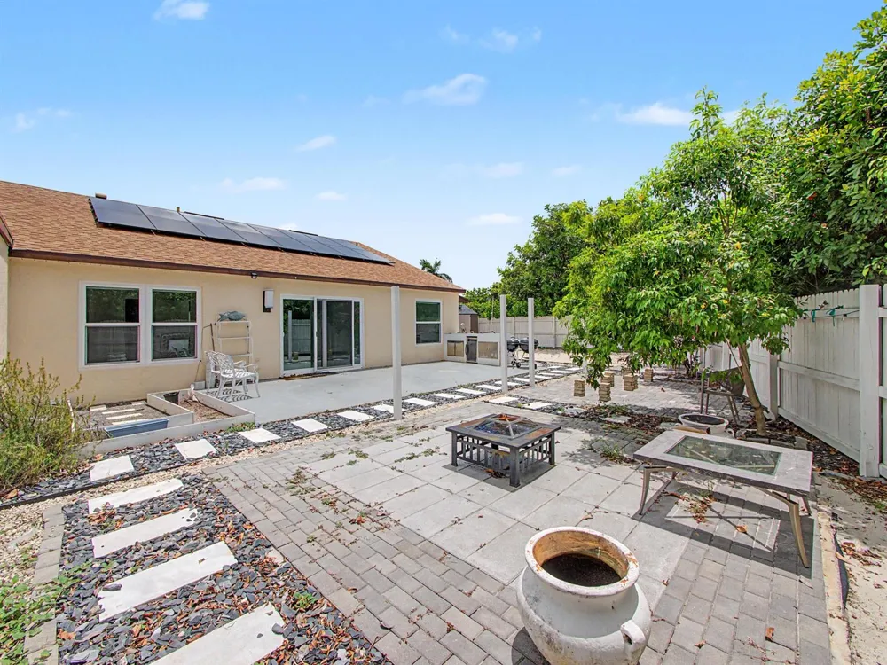 8464 Lakepoint Court Wellington, FL 33467