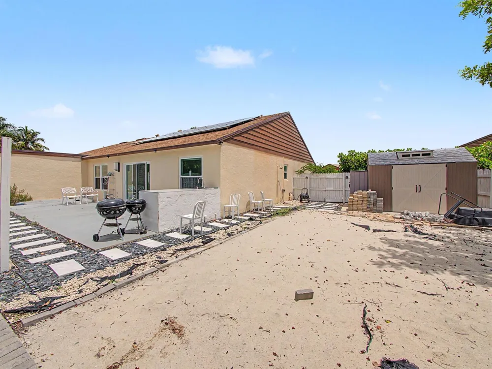 8464 Lakepoint Court Wellington, FL 33467