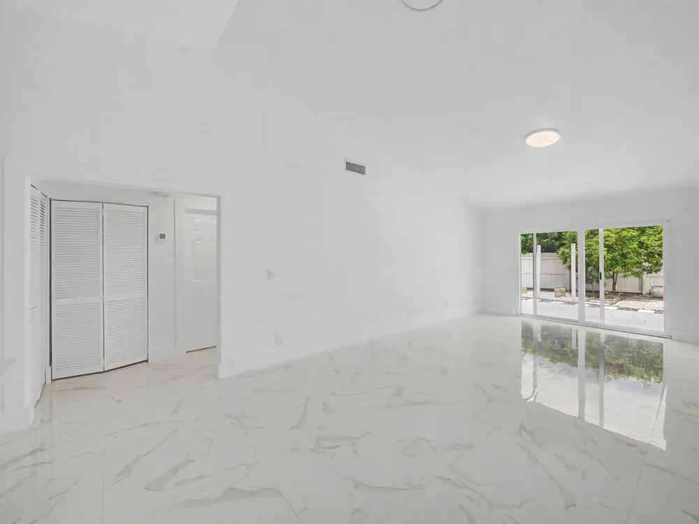8464 Lakepoint Court Wellington, FL 33467
