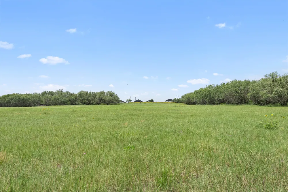 11 County Road 342 La Vernia, TX 78121