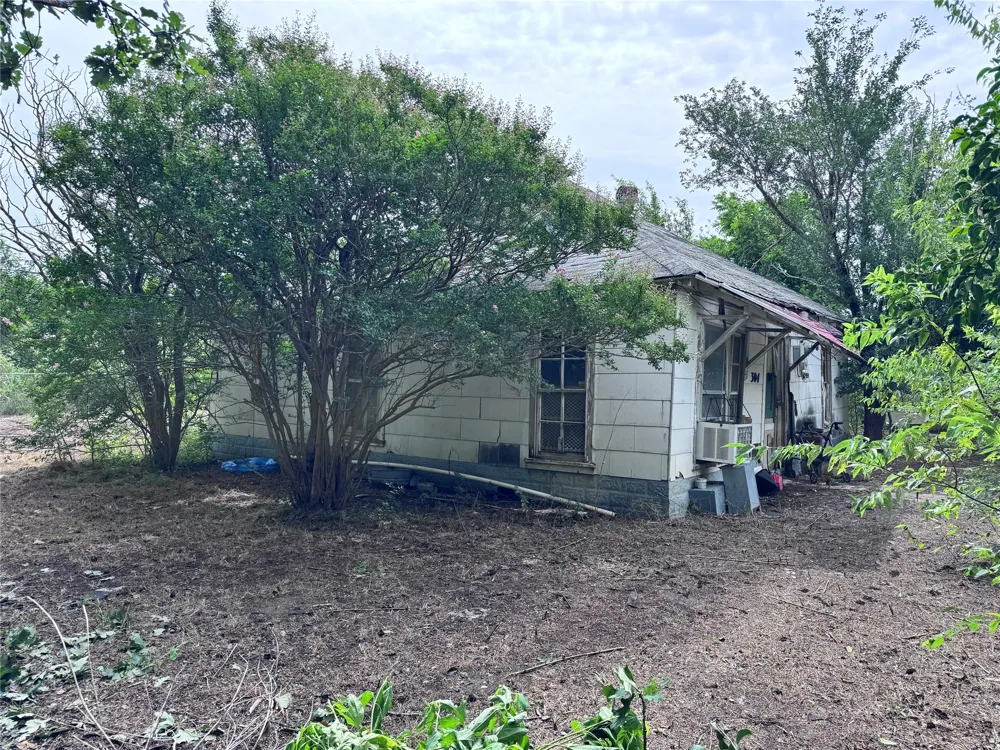 304 E Prairie Avenue Rogers, TX 76569