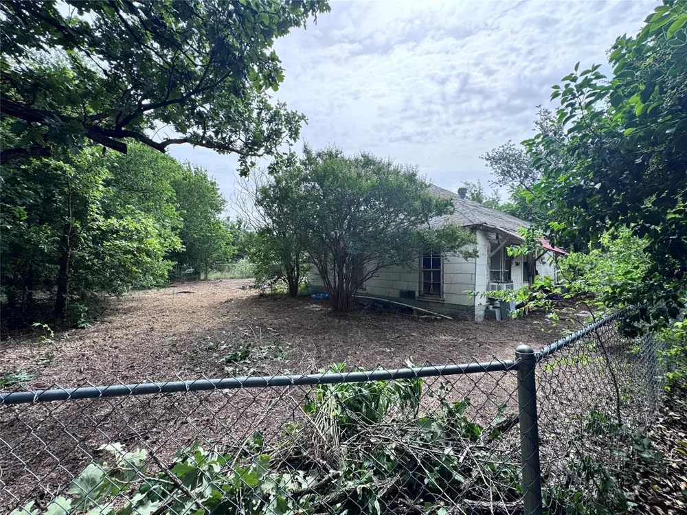 304 E Prairie Avenue Rogers, TX 76569