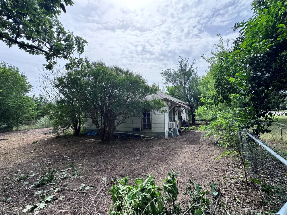 304 E Prairie Avenue Rogers, TX 76569