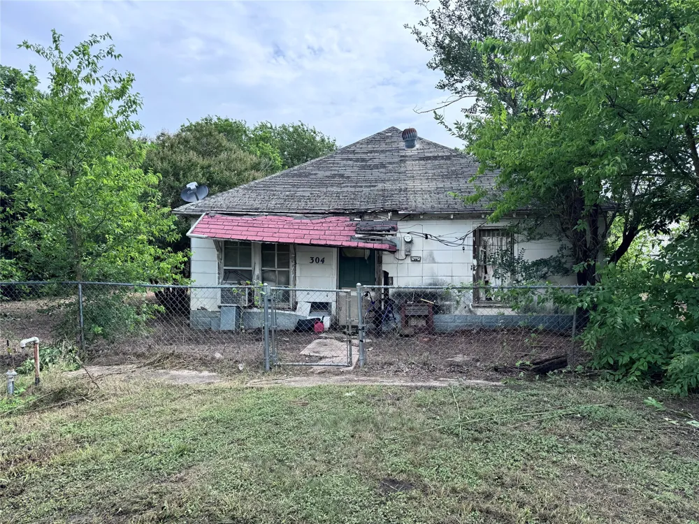 304 E Prairie Avenue Rogers, TX 76569