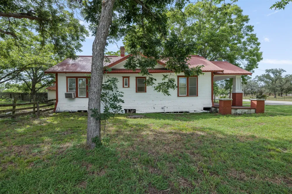 2005 W Grand Avenue Yoakum, TX 77995