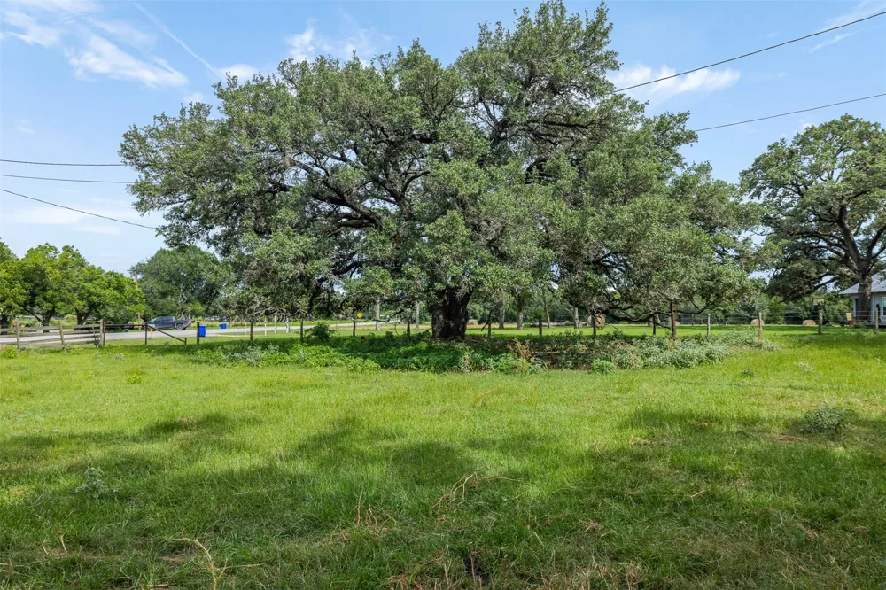 2005 W Grand Avenue Yoakum, TX 77995