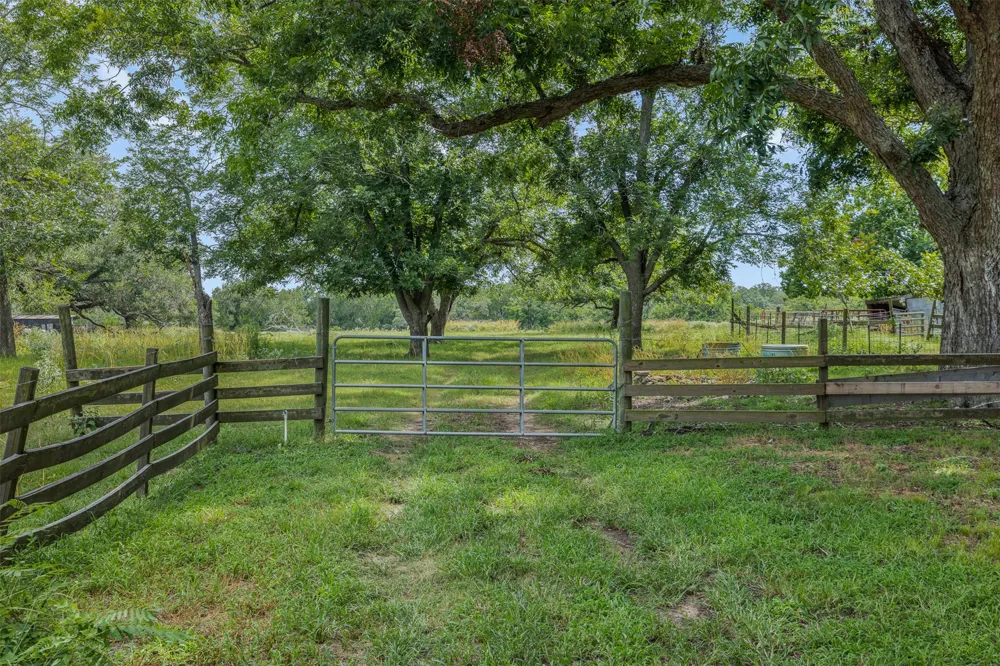 2005 W Grand Avenue Yoakum, TX 77995