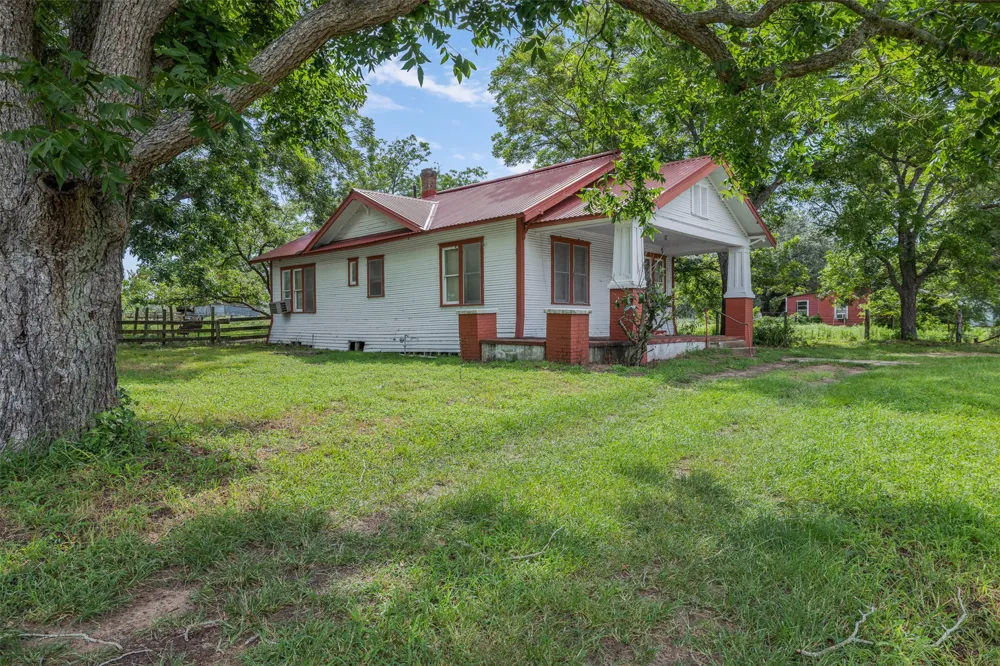 2005 W Grand Avenue Yoakum, TX 77995