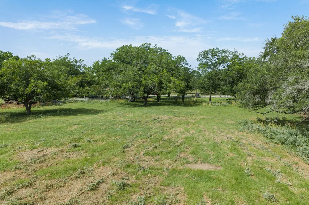 2005 W Grand Avenue Yoakum, TX 77995