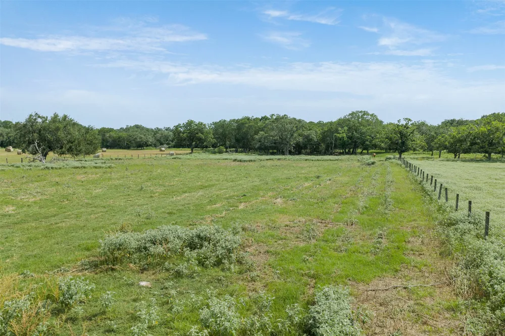 2005 W Grand Avenue Yoakum, TX 77995