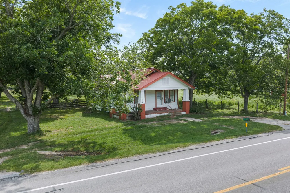 2005 W Grand Avenue Yoakum, TX 77995