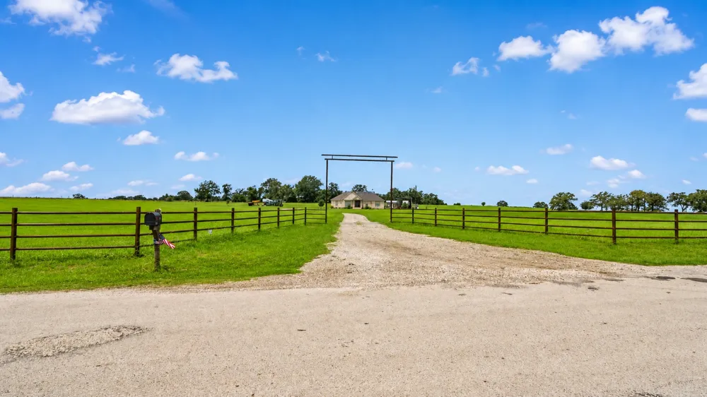 1606 County Road 216 Giddings, TX 78942