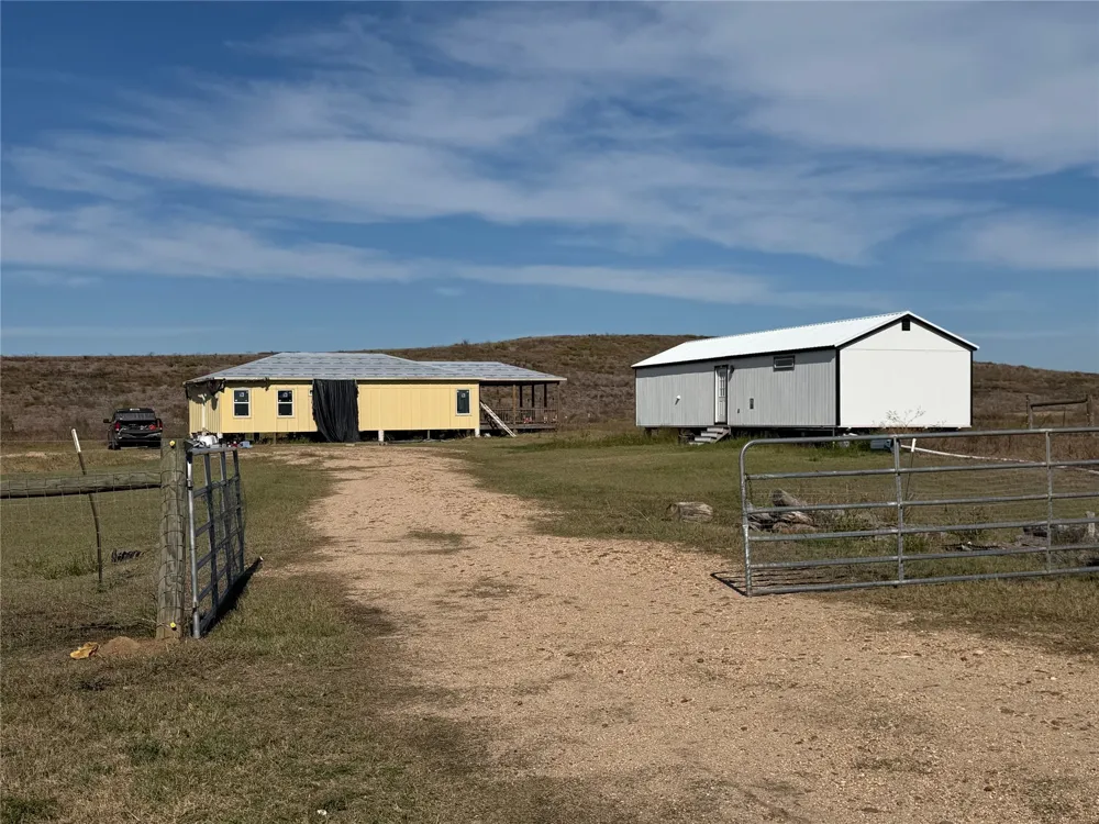 2051 County Road 102 Columbus, TX 78934