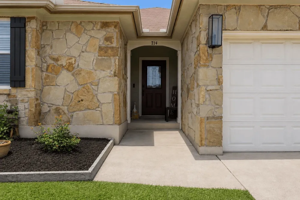 714 Newport Drive Spicewood, TX 78669