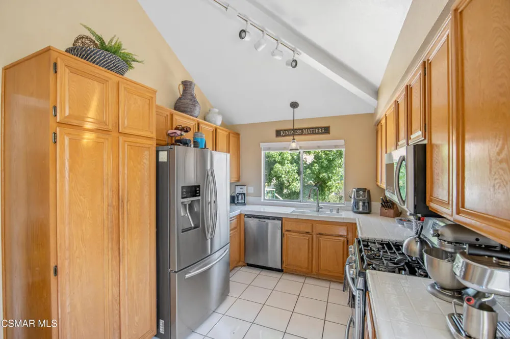 275 Ridgeton Lane #B Simi Valley, CA 93065