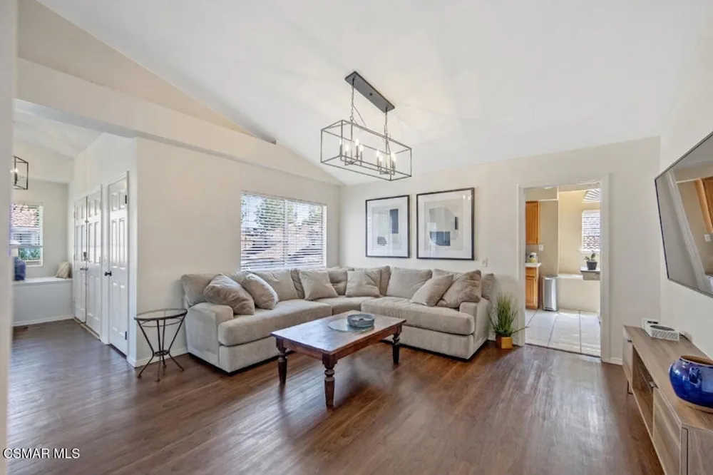 275 Ridgeton Lane #B Simi Valley, CA 93065