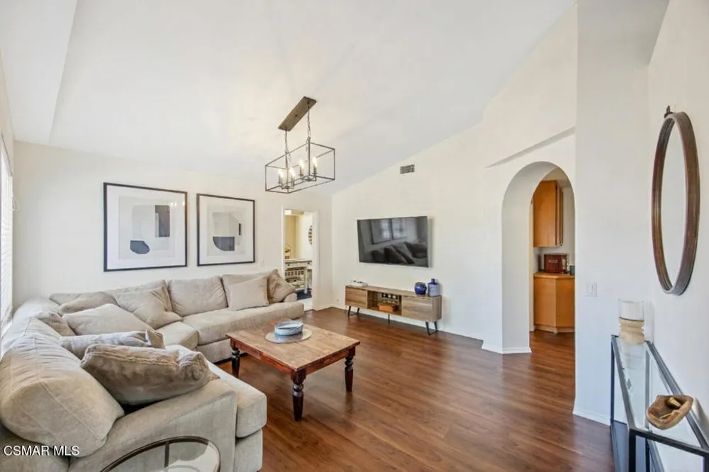 275 Ridgeton Lane #B Simi Valley, CA 93065