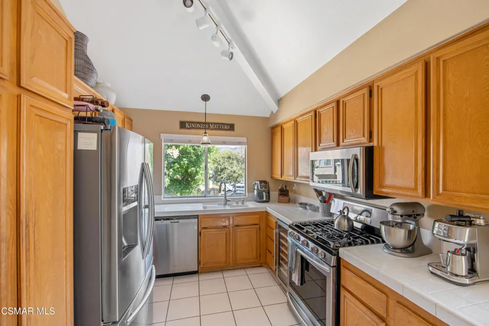 275 Ridgeton Lane #B Simi Valley, CA 93065