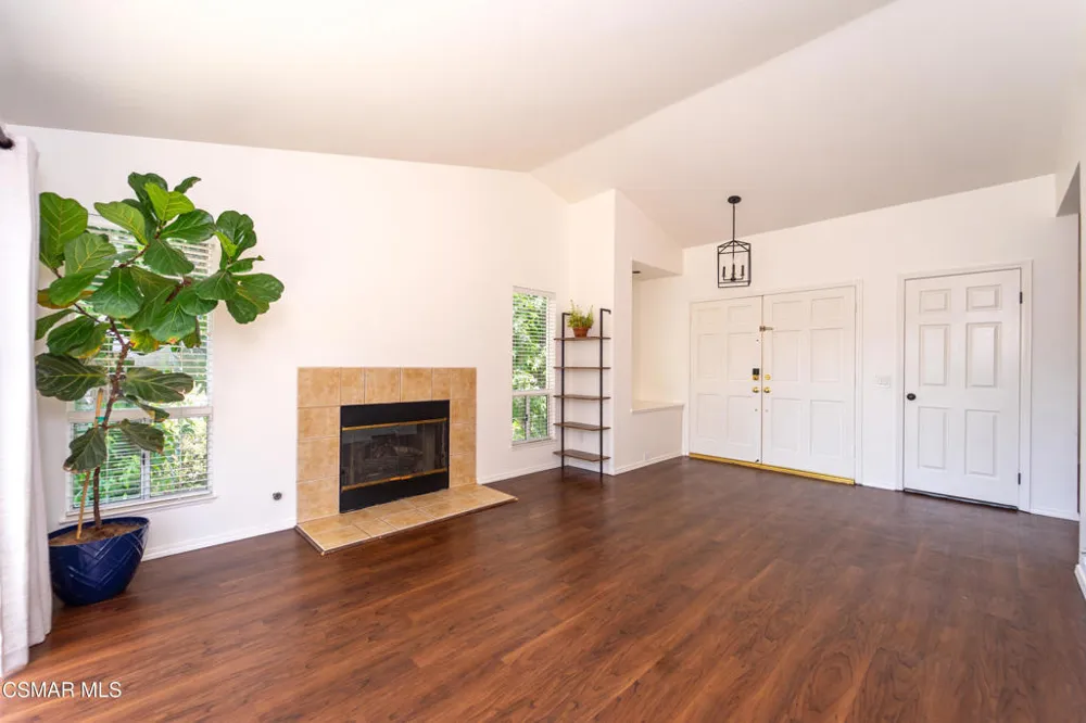 275 Ridgeton Lane #B Simi Valley, CA 93065