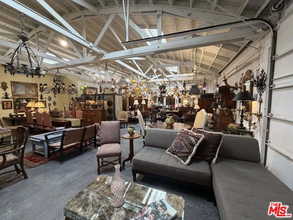 2252 W Washington Boulevard Los Angeles, CA 90018