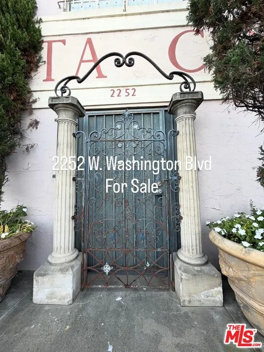 2252 W Washington Boulevard Los Angeles, CA 90018