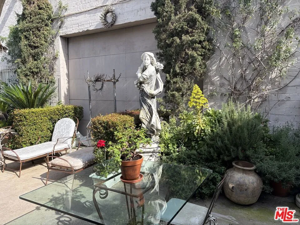 2252 W Washington Boulevard Los Angeles, CA 90018